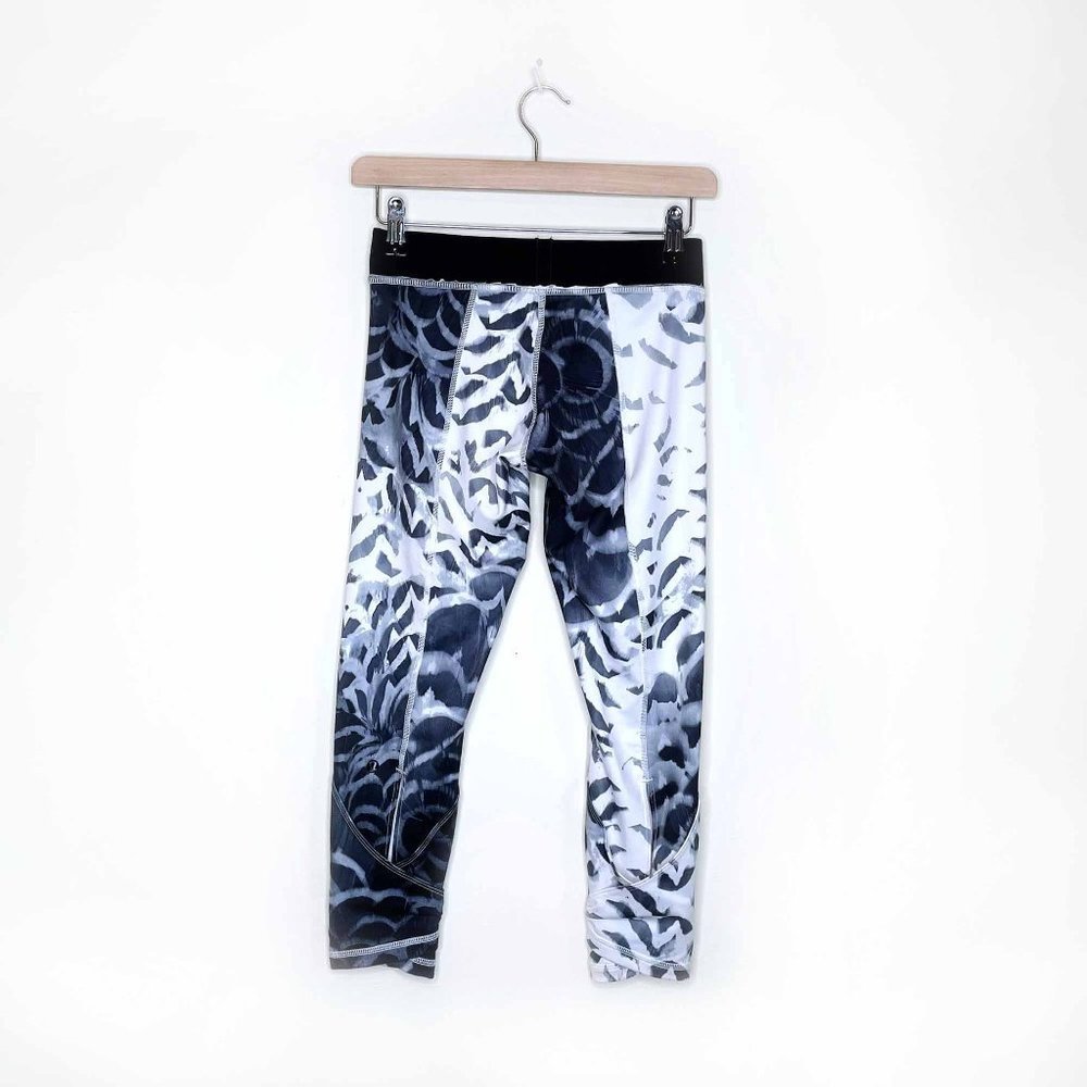 ⚡️SOLD⚡️ lululemon yin to you pretty plume angel wing crop leggings - Picture 4 of 8